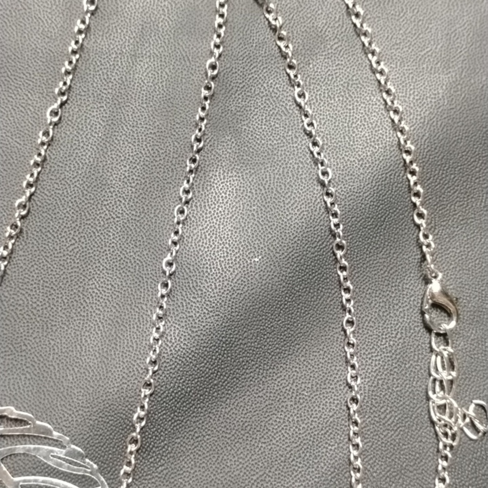 Elegant Silver Tone Leaf Pendant Necklace - Picture 3 of 4